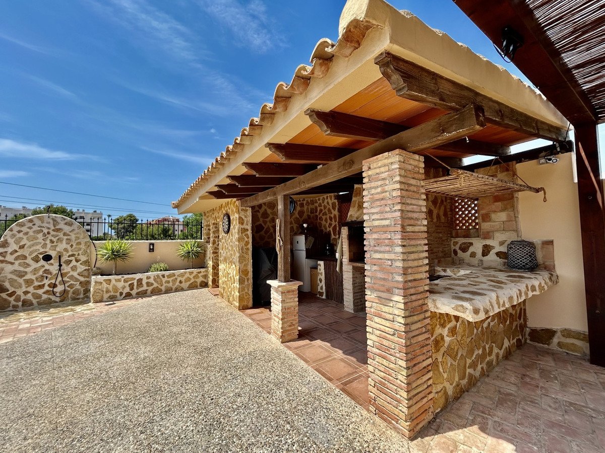 5 Bed Detached Villa in La Zenia
