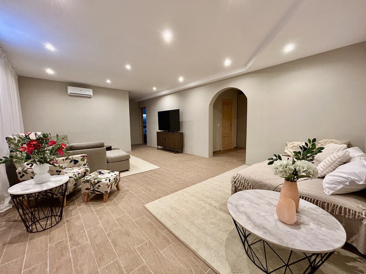 5 Bed Detached Villa in La Zenia