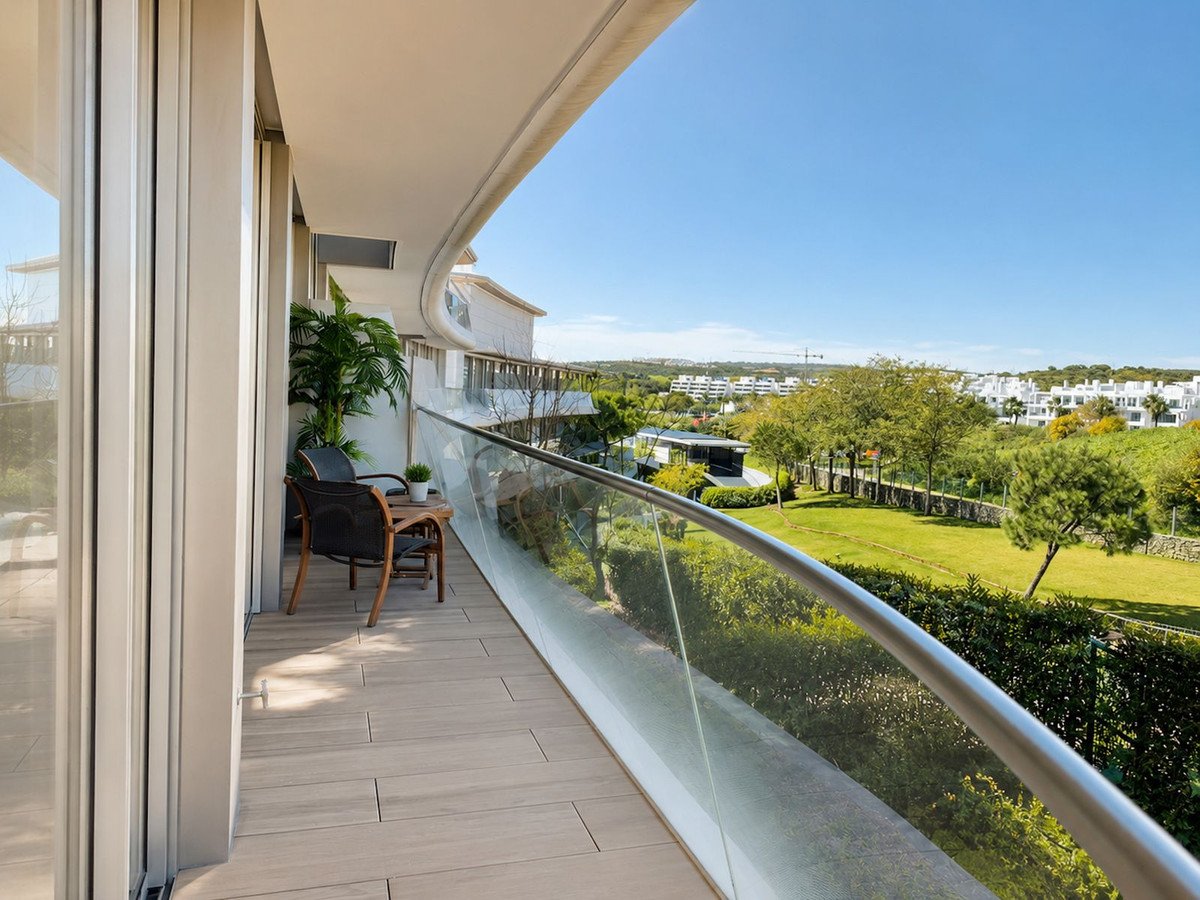 4 Bed Middle Floor Apartment in Estepona