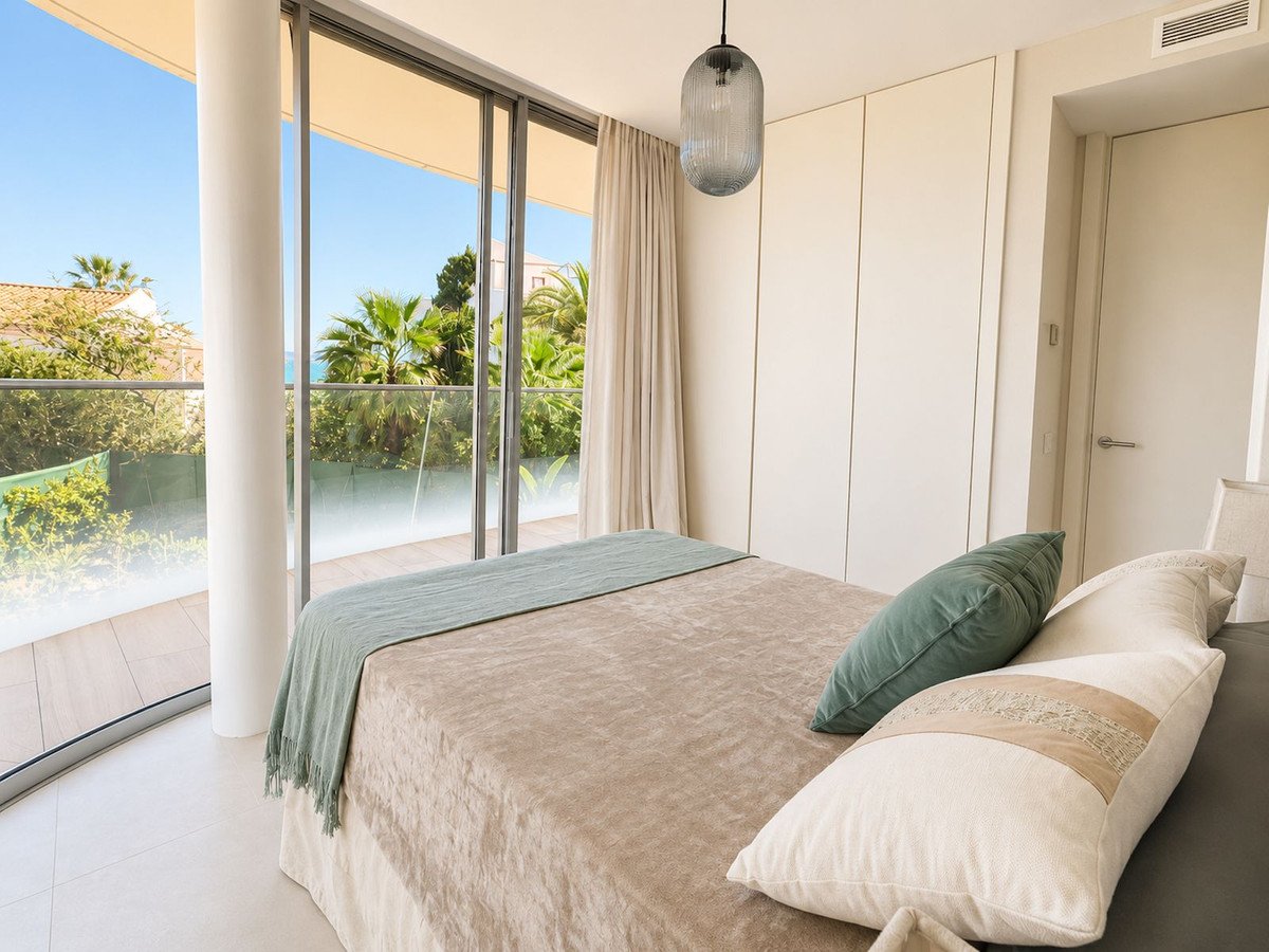4 Bed Middle Floor Apartment in Estepona