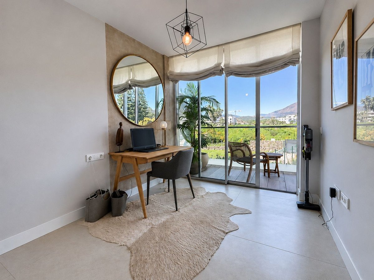 4 Bed Middle Floor Apartment in Estepona