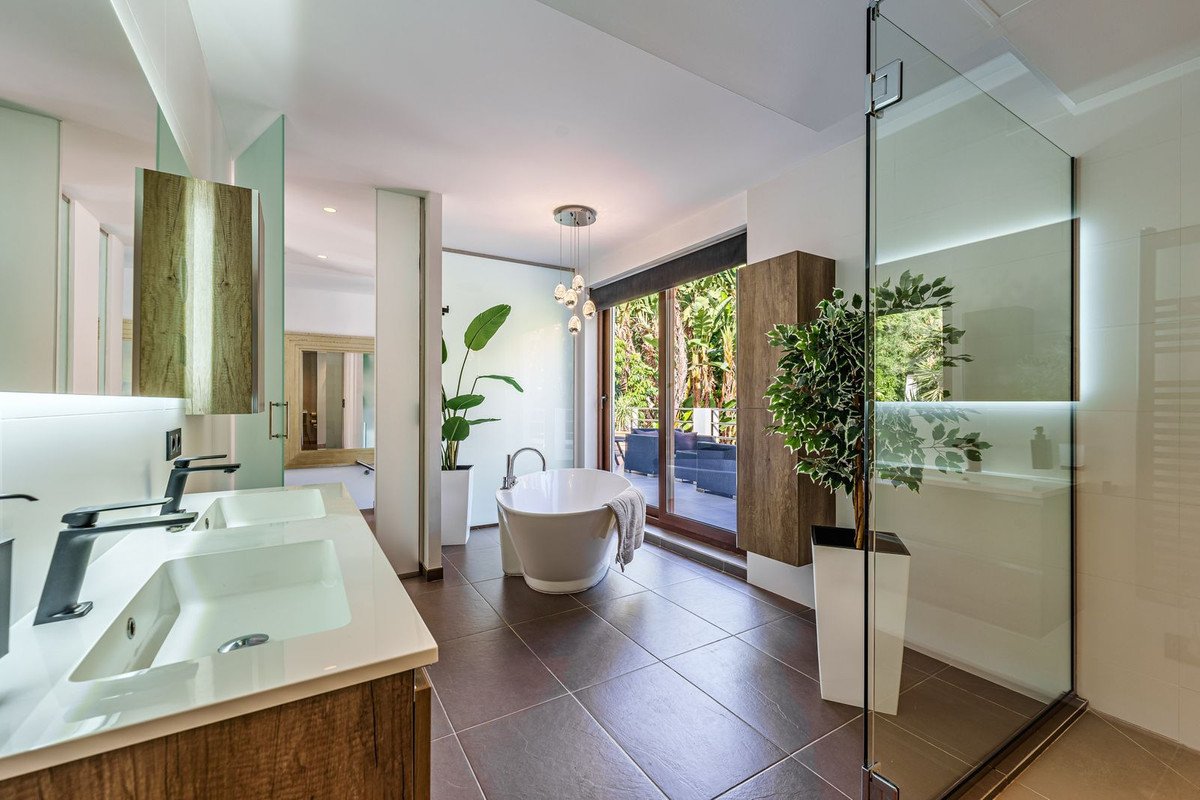 5 Bed Detached Villa in Marbella