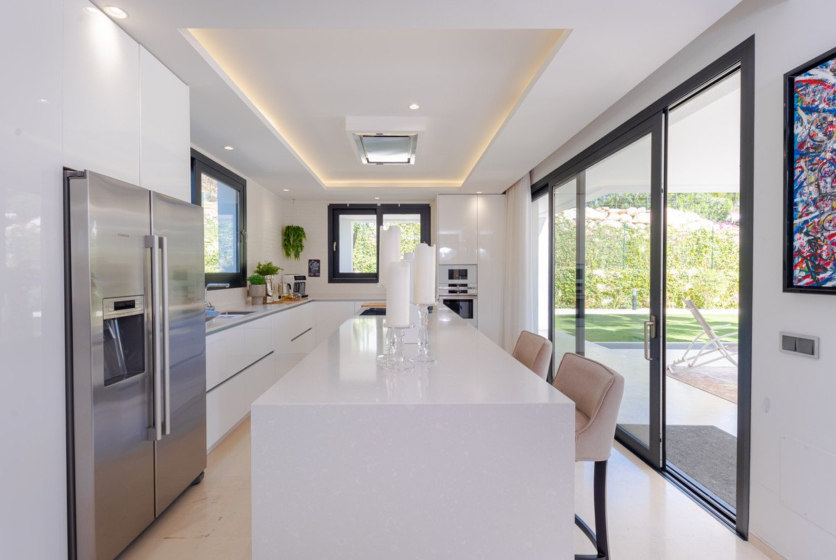 6 Bed Detached Villa in Nueva Andalucía