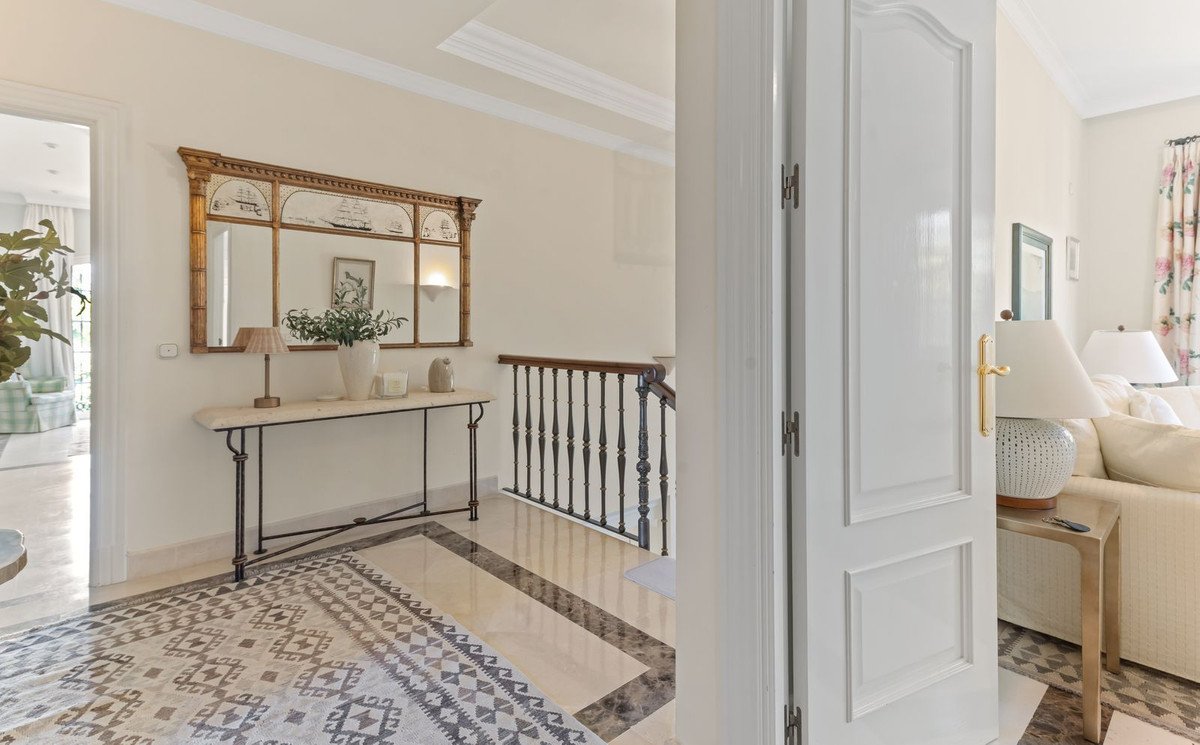 5 Bed Detached Villa in Bahía de Marbella
