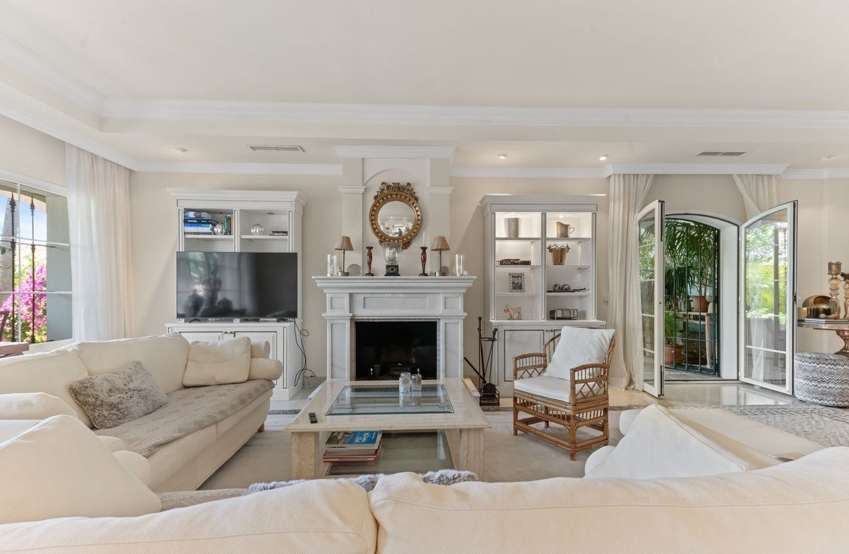 5 Bed Detached Villa in Bahía de Marbella