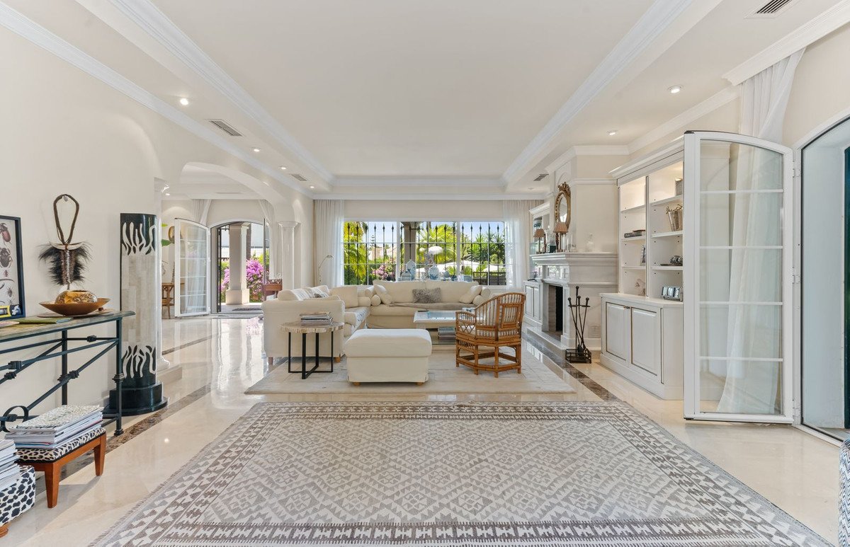 5 Bed Detached Villa in Bahía de Marbella