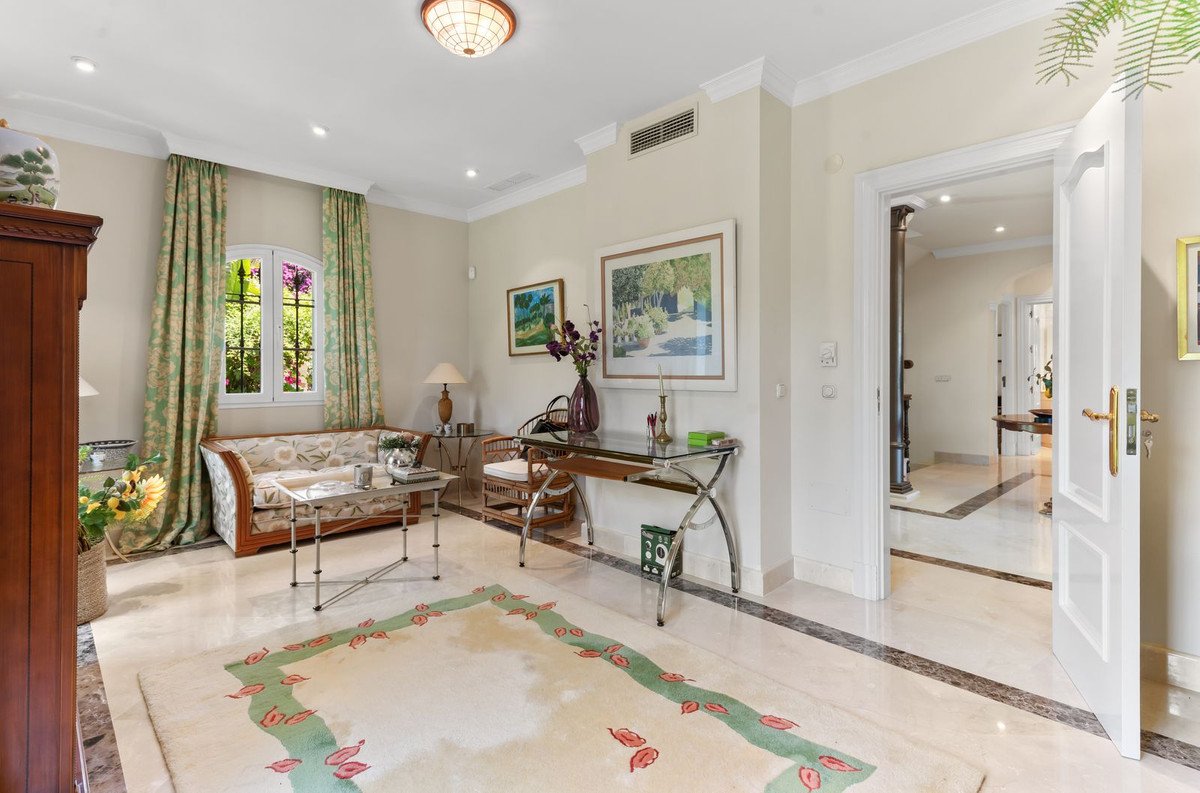 5 Bed Detached Villa in Bahía de Marbella