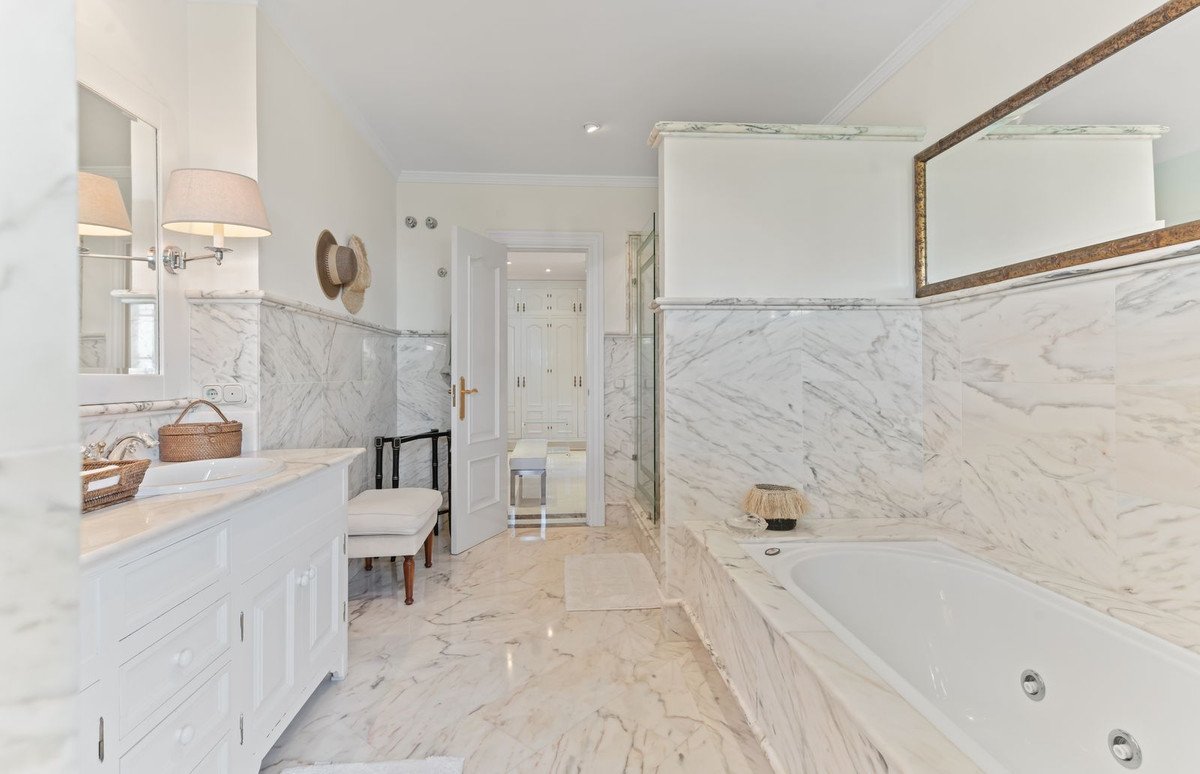 5 Bed Detached Villa in Bahía de Marbella