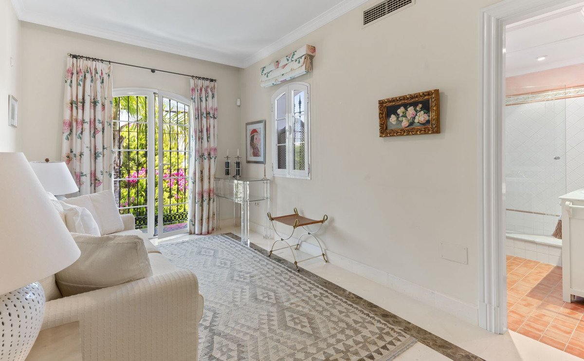 5 Bed Detached Villa in Bahía de Marbella