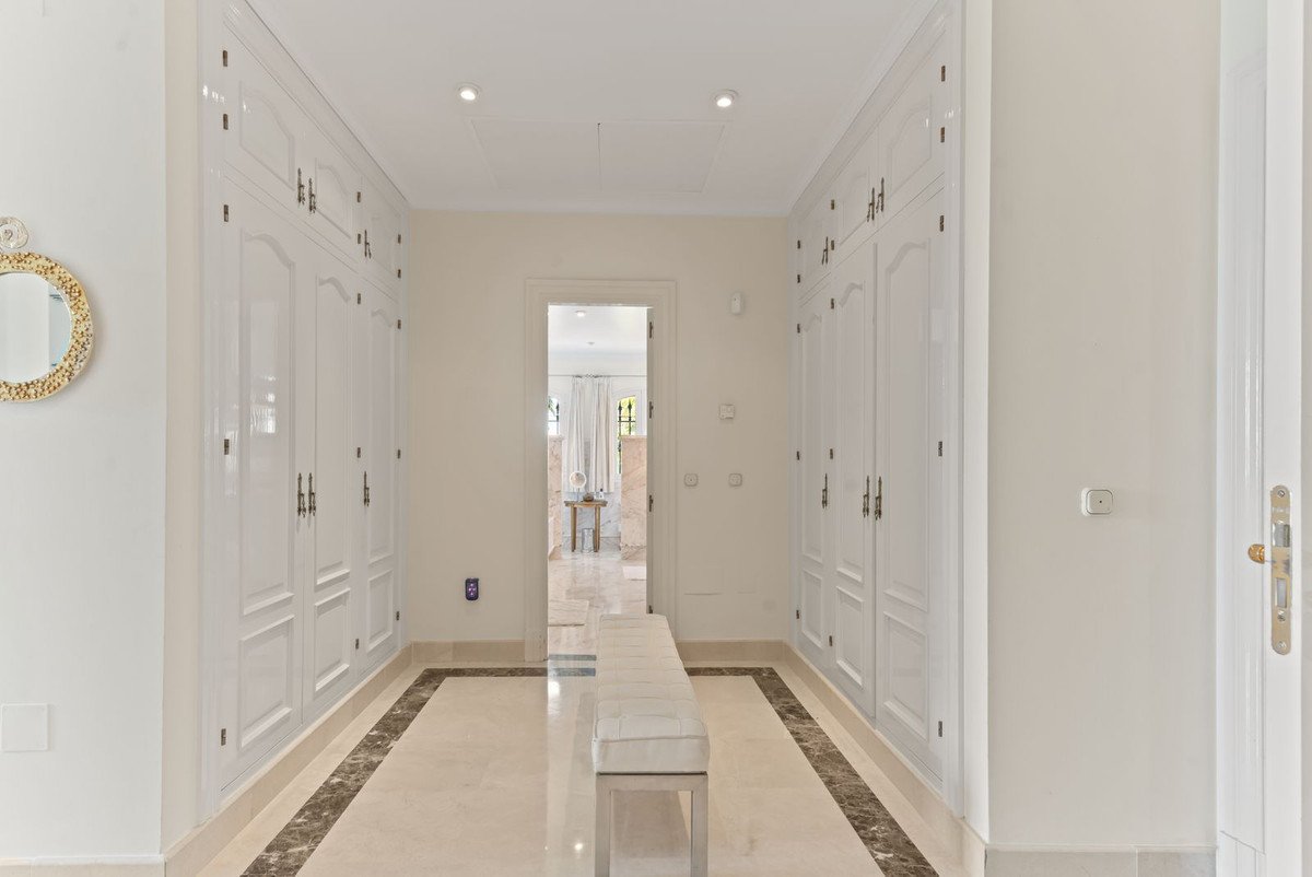 5 Bed Detached Villa in Bahía de Marbella