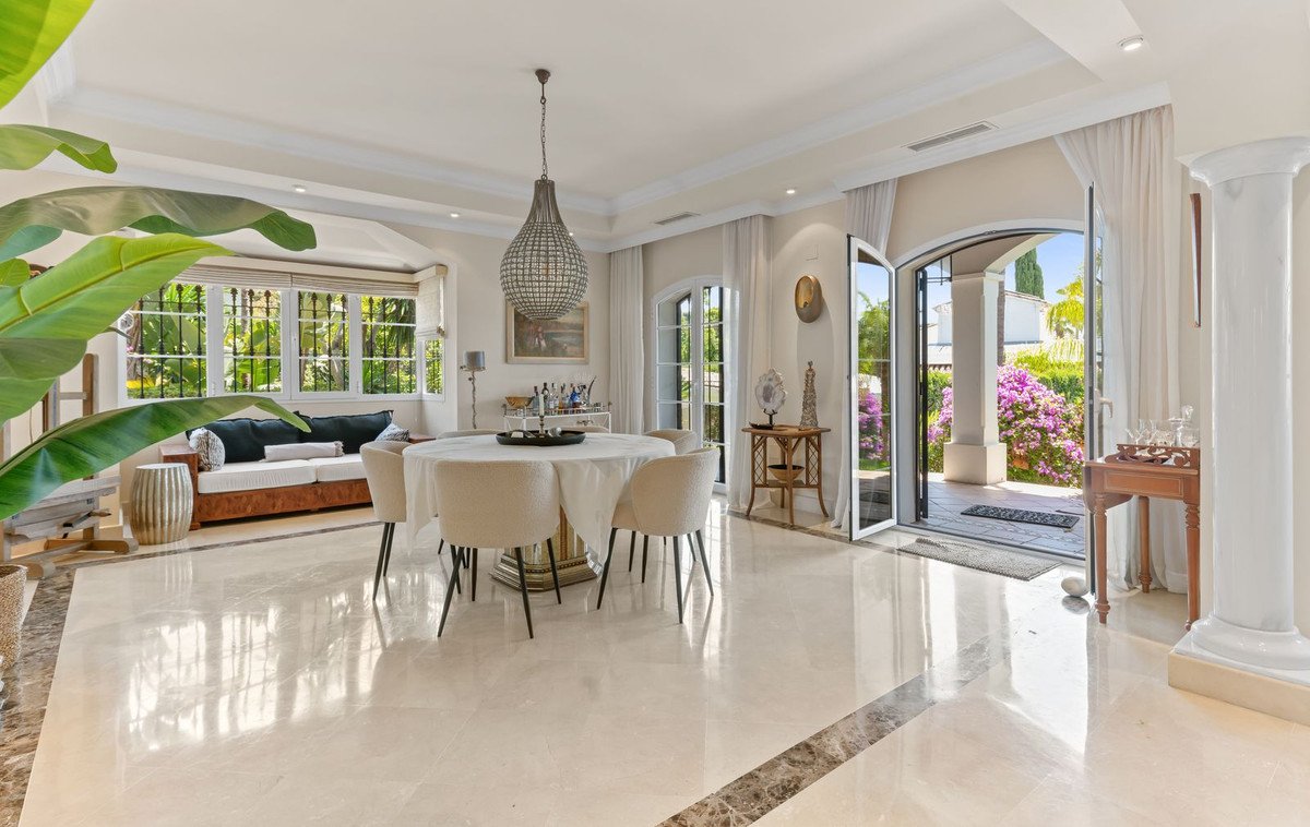 5 Bed Detached Villa in Bahía de Marbella