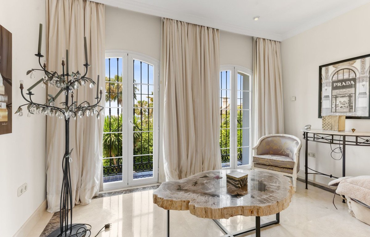 5 Bed Detached Villa in Bahía de Marbella