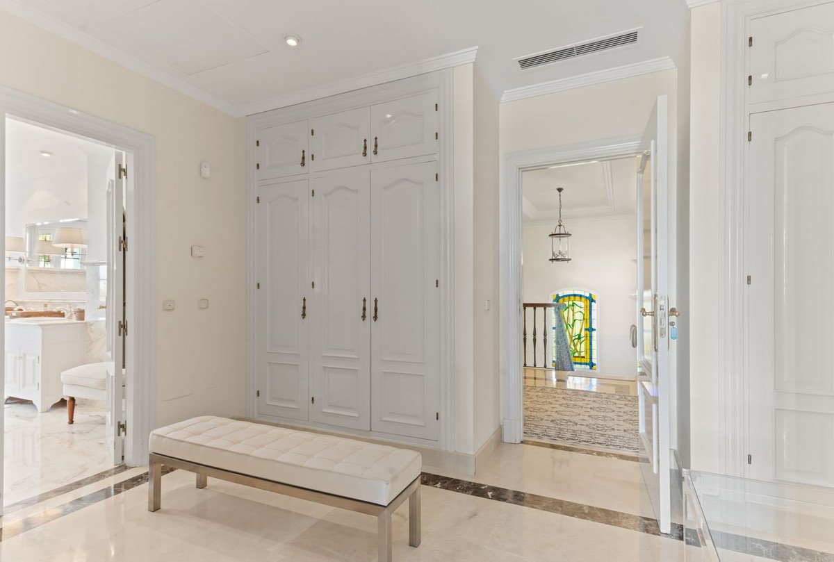 5 Bed Detached Villa in Bahía de Marbella