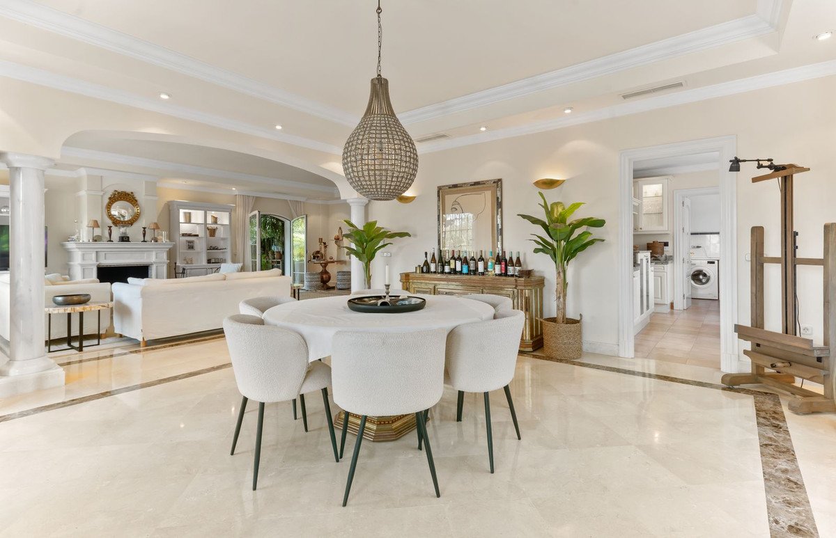 5 Bed Detached Villa in Bahía de Marbella