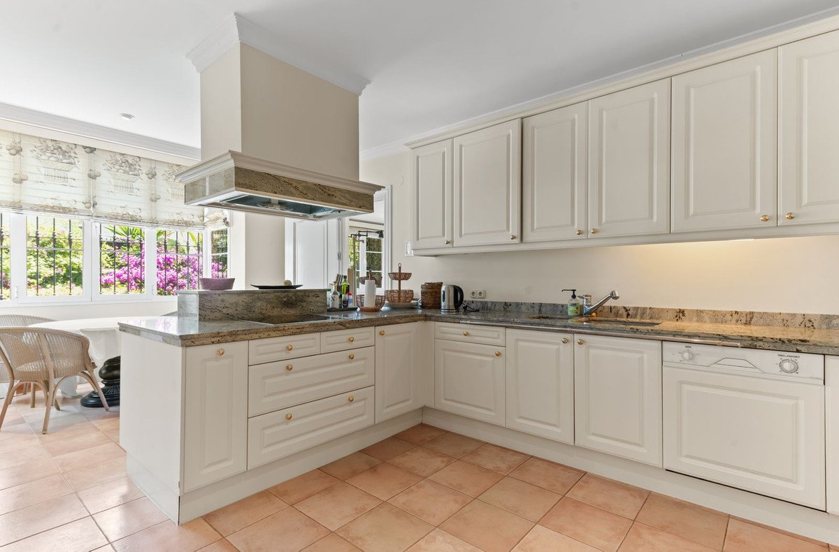 5 Bed Detached Villa in Bahía de Marbella