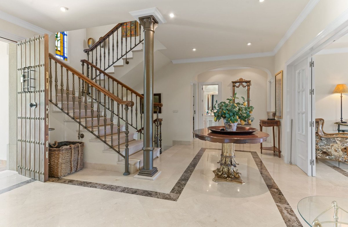 5 Bed Detached Villa in Bahía de Marbella