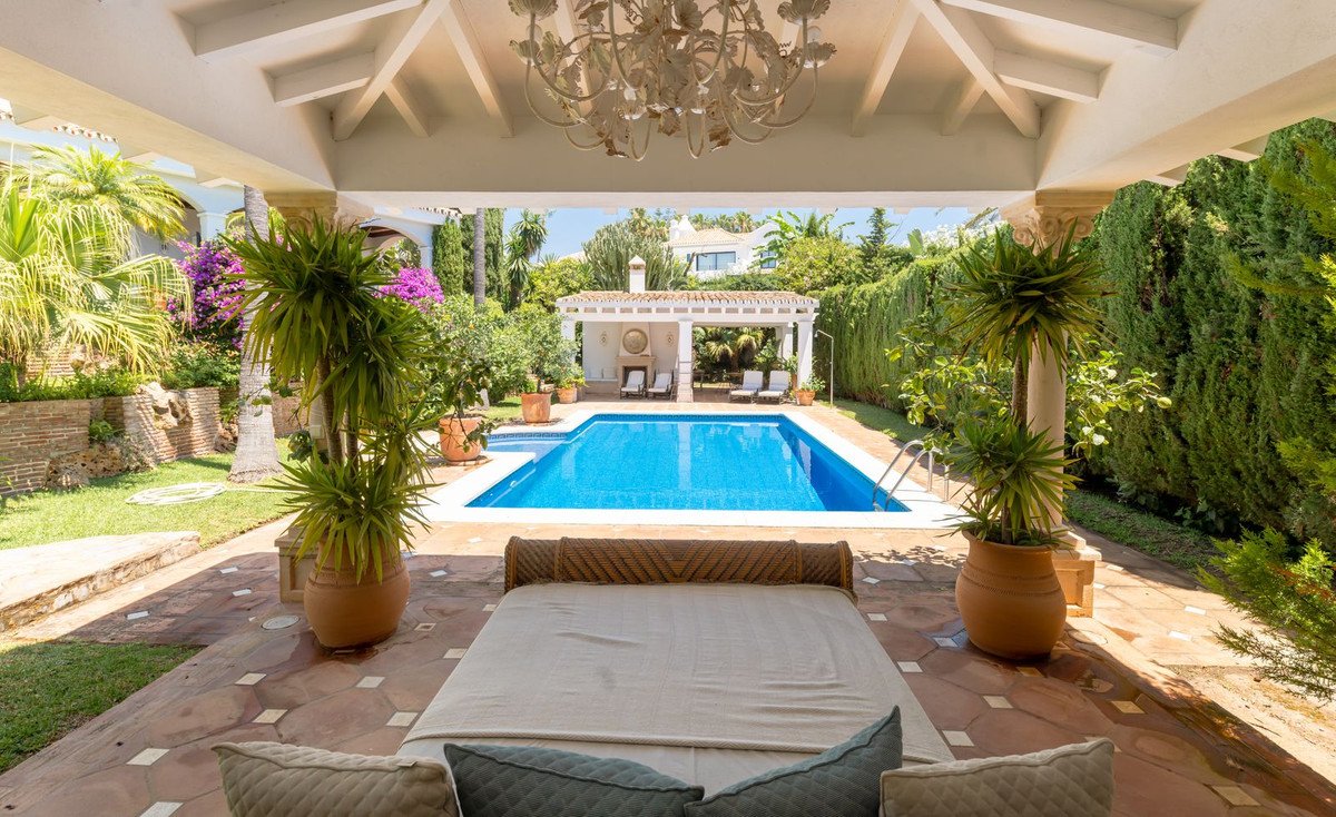 5 Bed Detached Villa in Bahía de Marbella