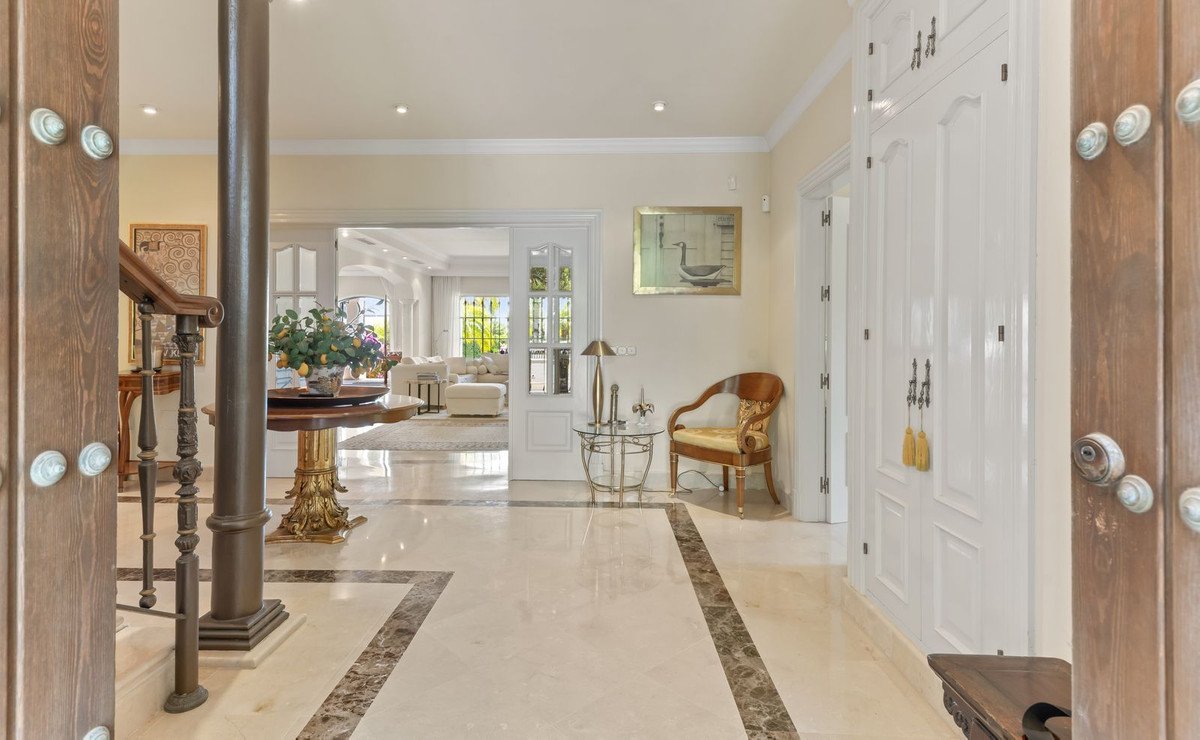 5 Bed Detached Villa in Bahía de Marbella