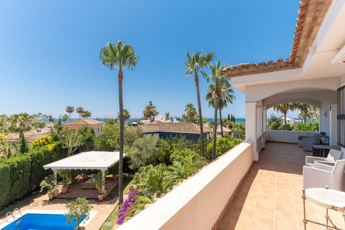5 Bed Detached Villa in Bahía de Marbella