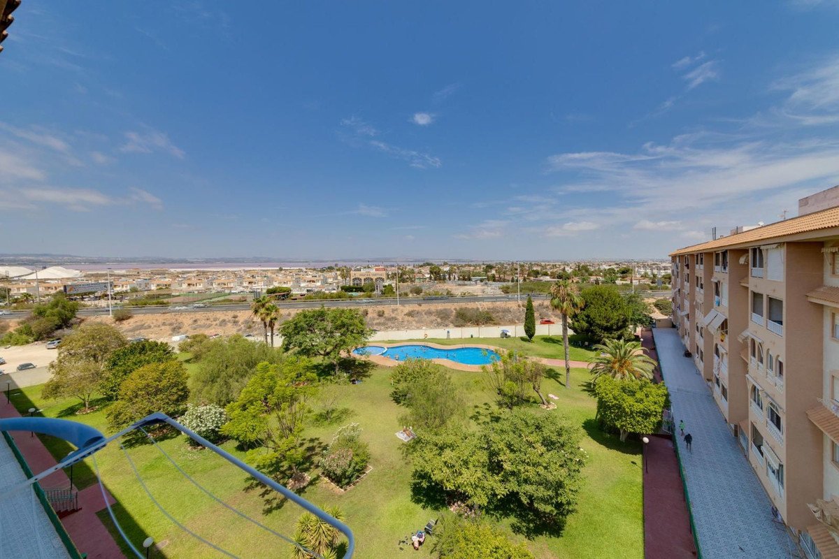 2 Bed Middle Floor Apartment in Torrevieja