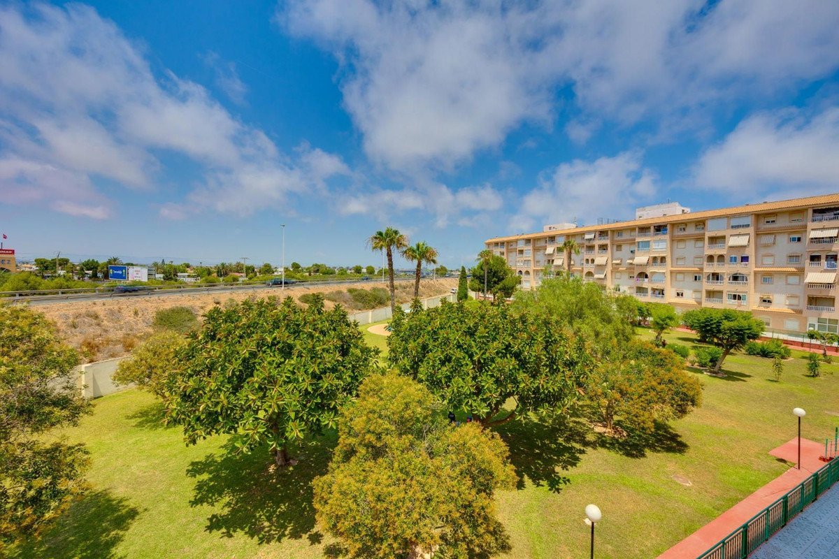 2 Bed Middle Floor Apartment in Torrevieja
