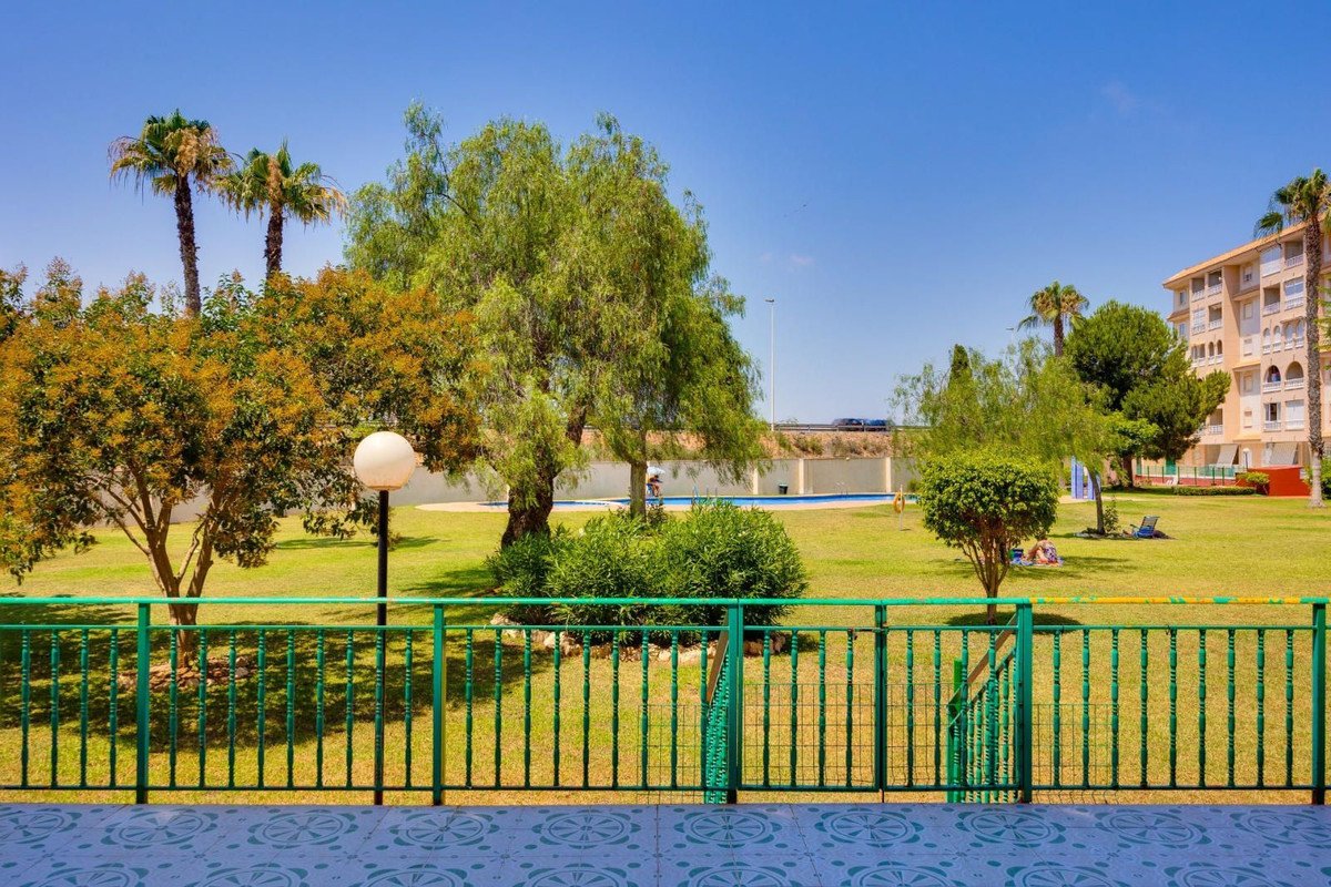 2 Bed Middle Floor Apartment in Torrevieja