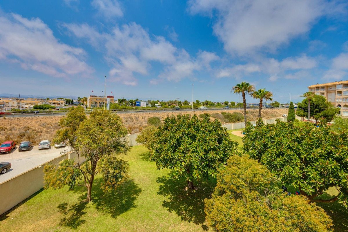 2 Bed Middle Floor Apartment in Torrevieja