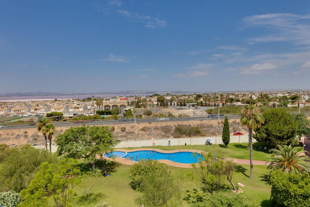 2 Bed Middle Floor Apartment in Torrevieja