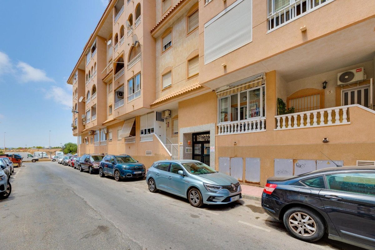 2 Bed Middle Floor Apartment in Torrevieja