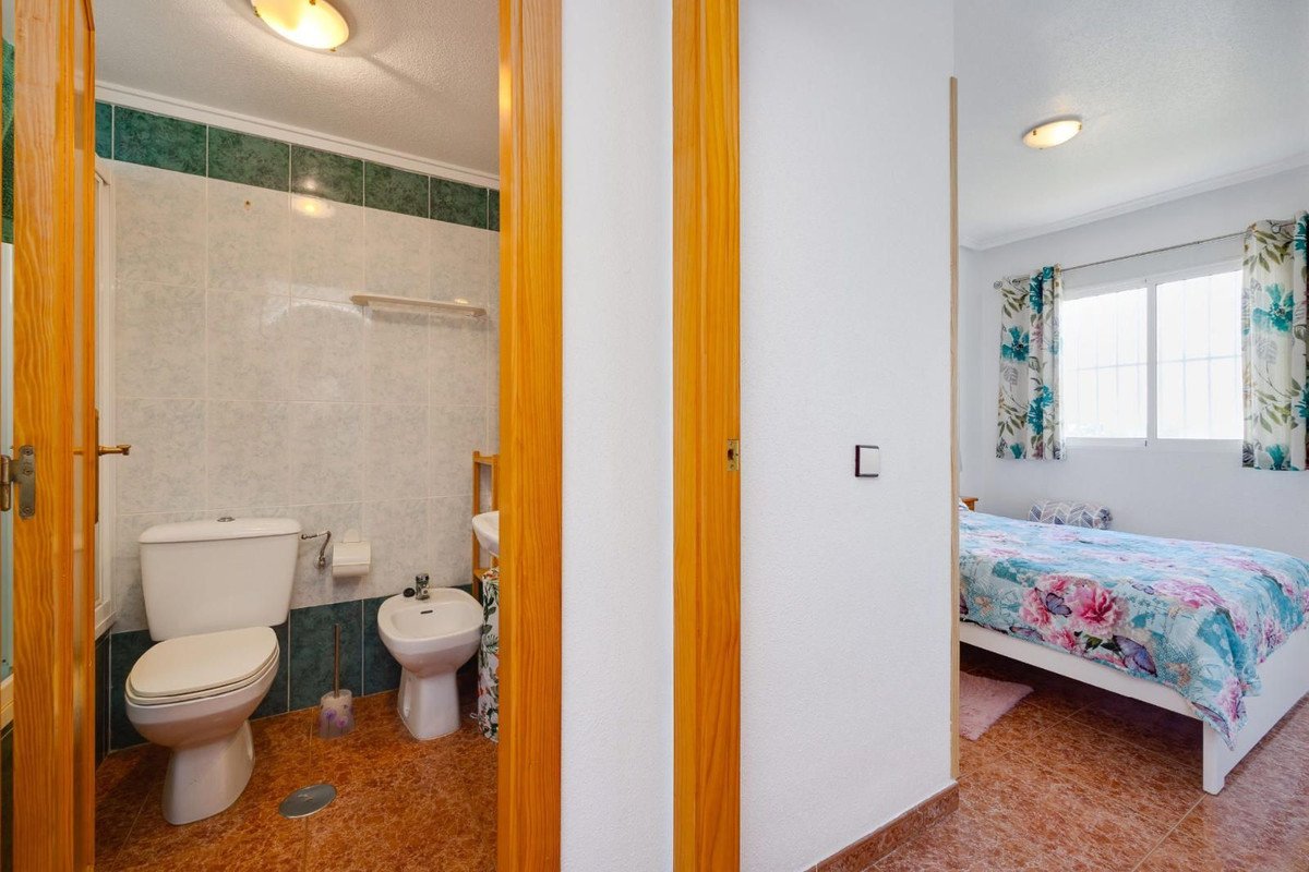 2 Bed Middle Floor Apartment in Torrevieja