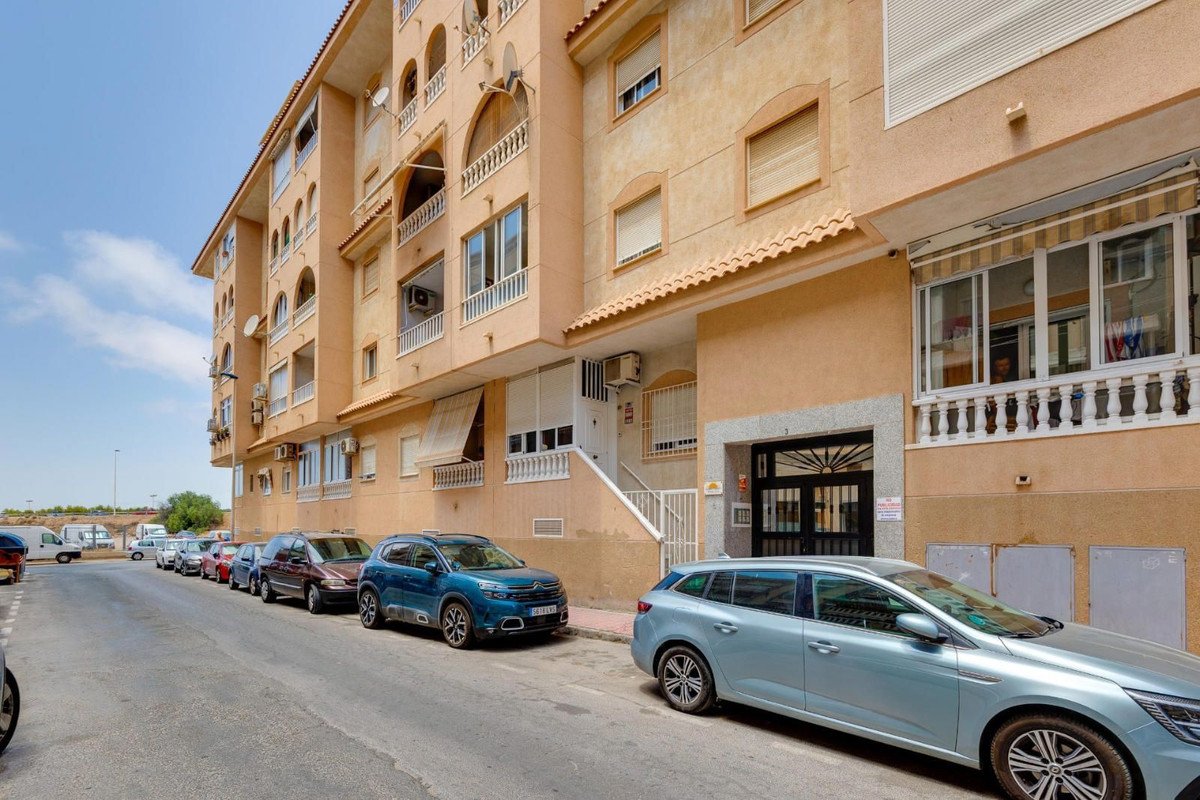 2 Bed Middle Floor Apartment in Torrevieja