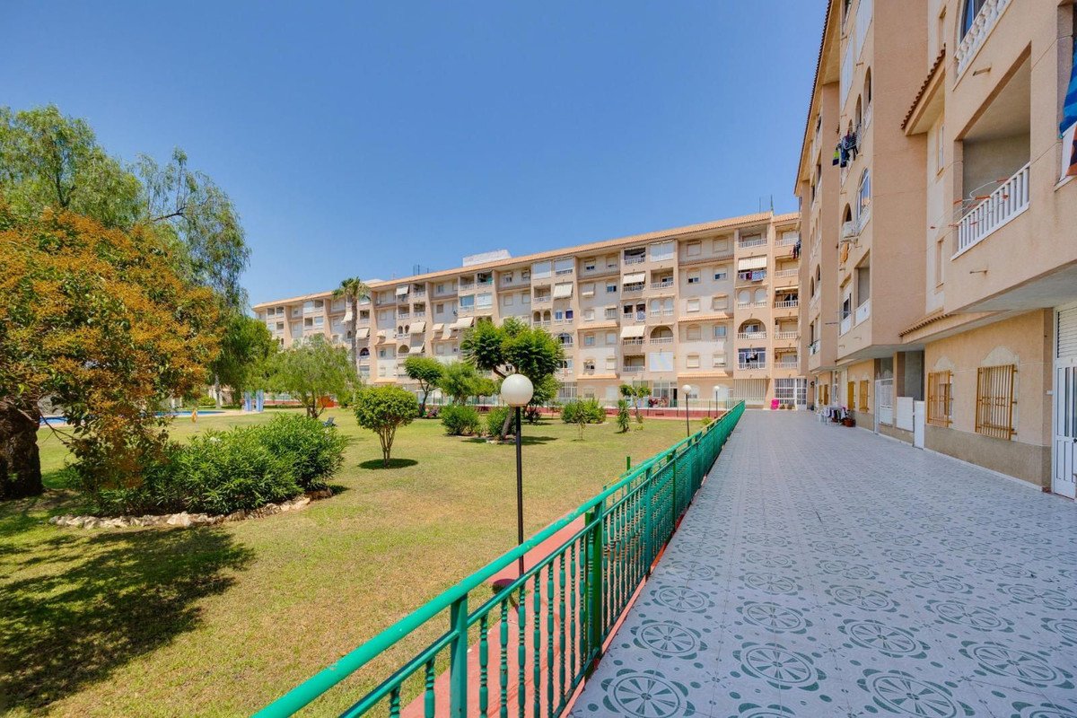 2 Bed Middle Floor Apartment in Torrevieja