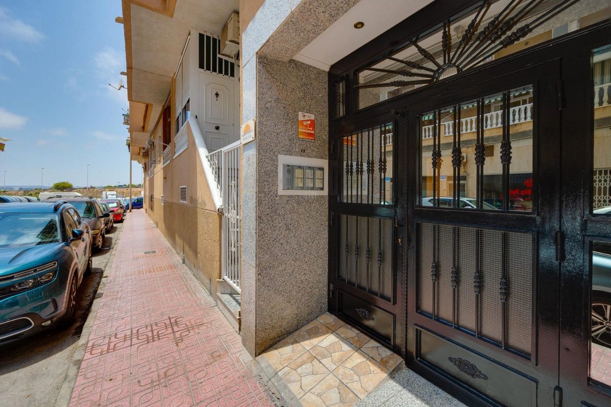 2 Bed Middle Floor Apartment in Torrevieja