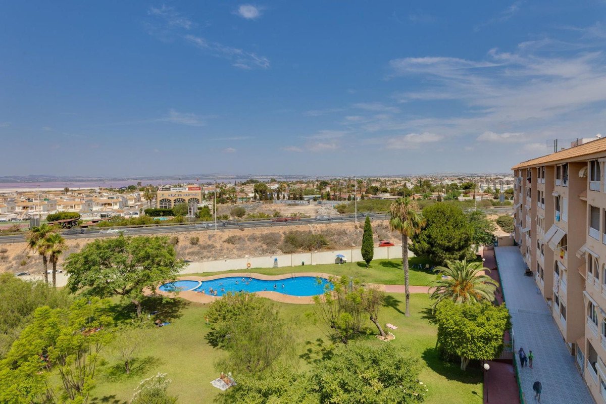 2 Bed Middle Floor Apartment in Torrevieja