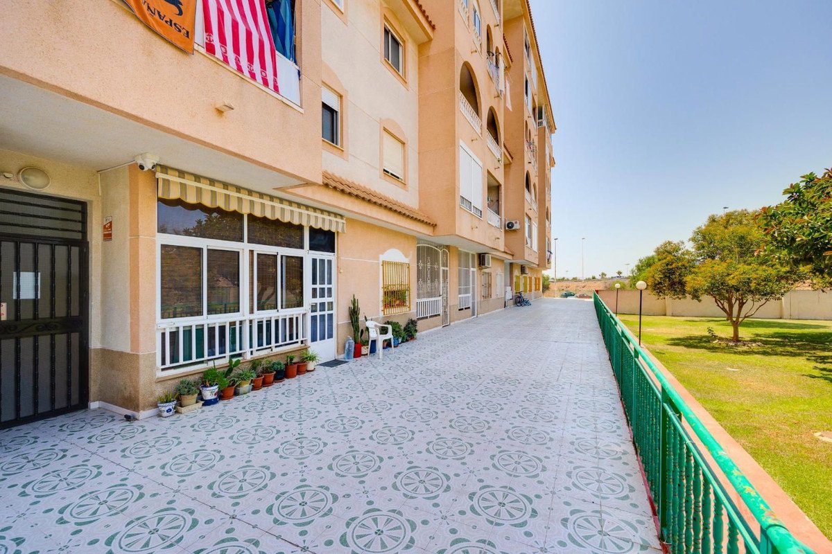 2 Bed Middle Floor Apartment in Torrevieja