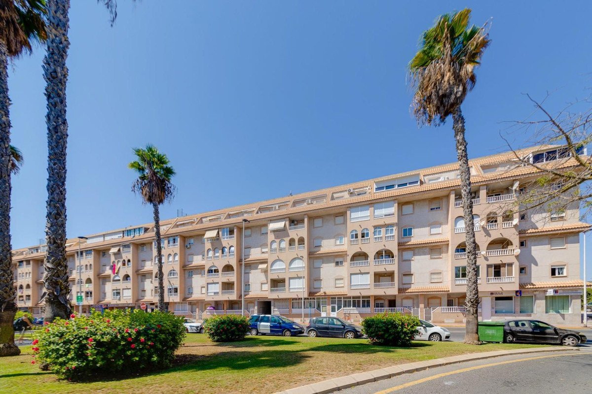 2 Bed Middle Floor Apartment in Torrevieja