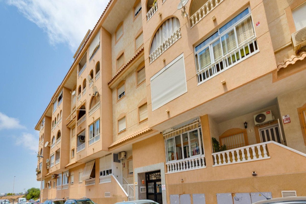 2 Bed Middle Floor Apartment in Torrevieja