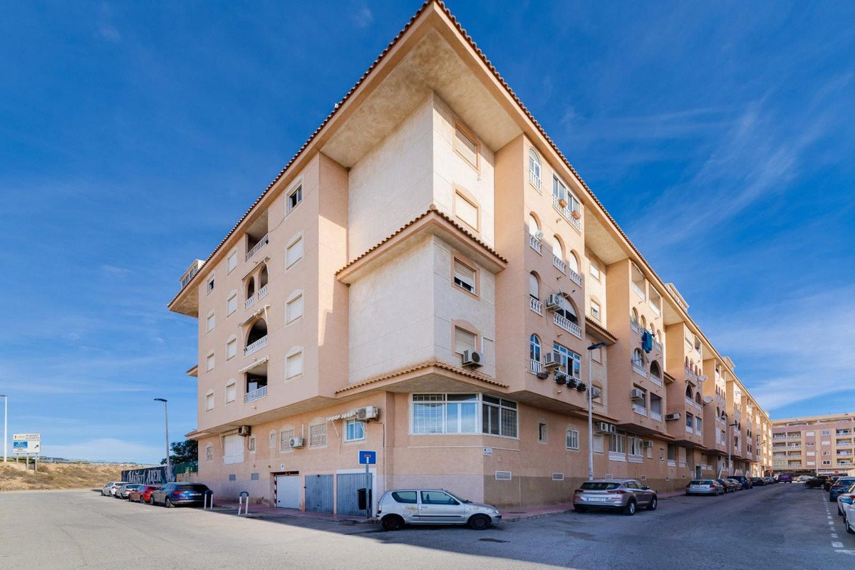 2 Bed Middle Floor Apartment in Torrevieja