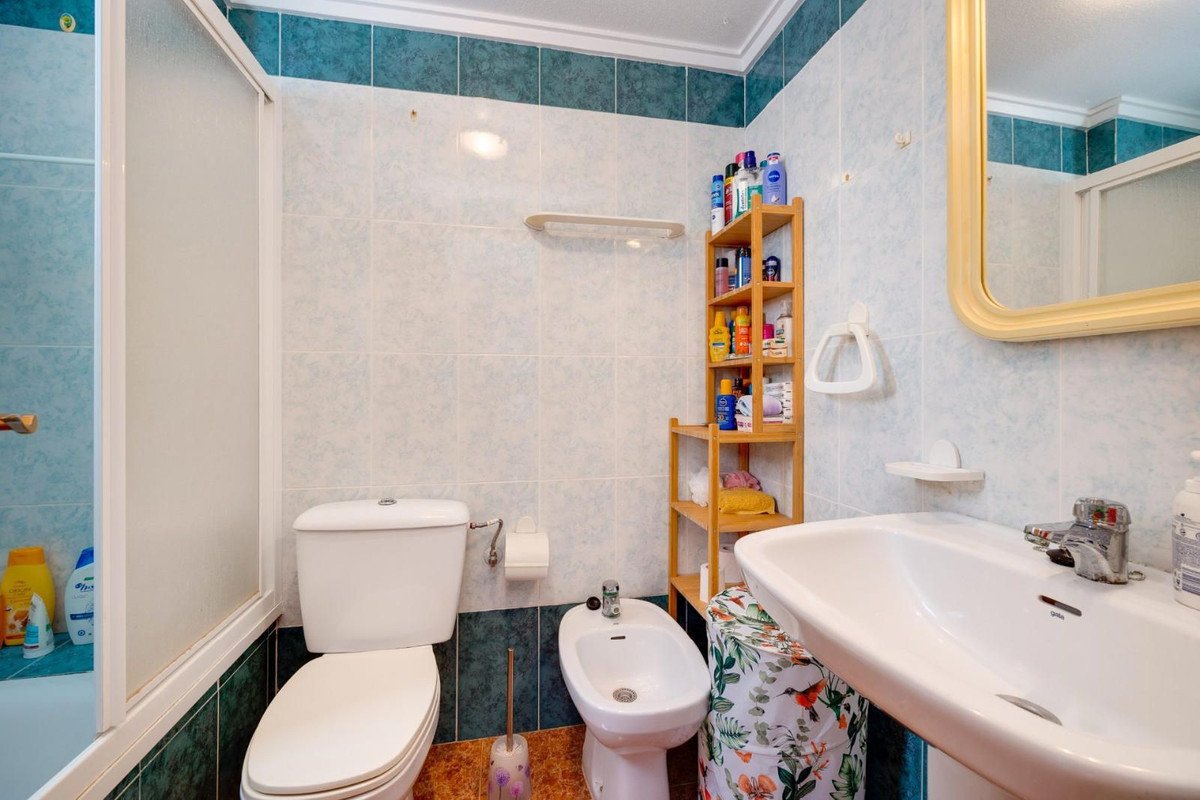 2 Bed Middle Floor Apartment in Torrevieja