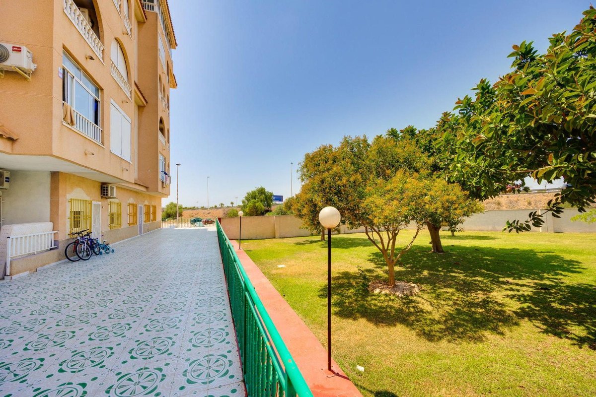 2 Bed Middle Floor Apartment in Torrevieja