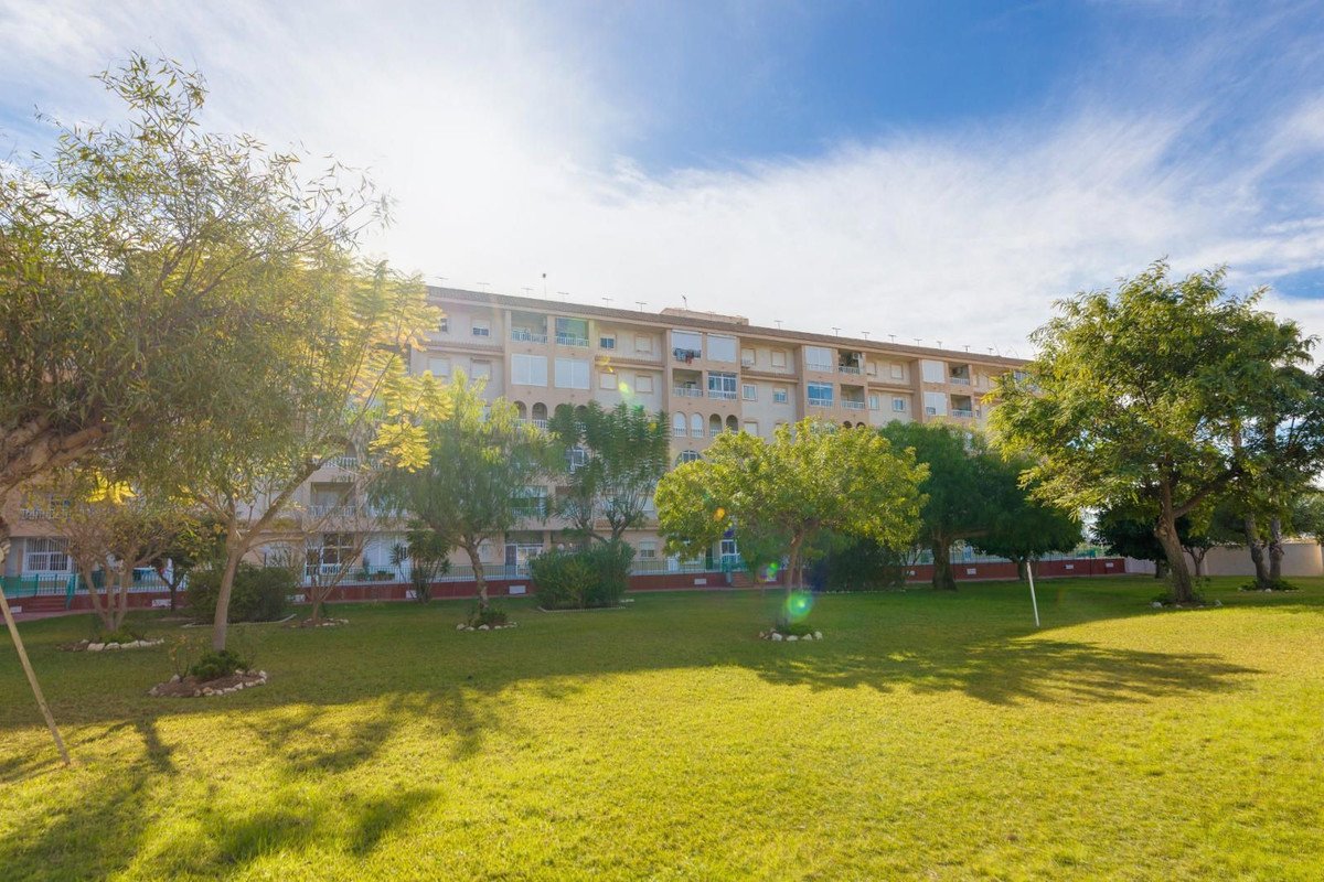 2 Bed Middle Floor Apartment in Torrevieja