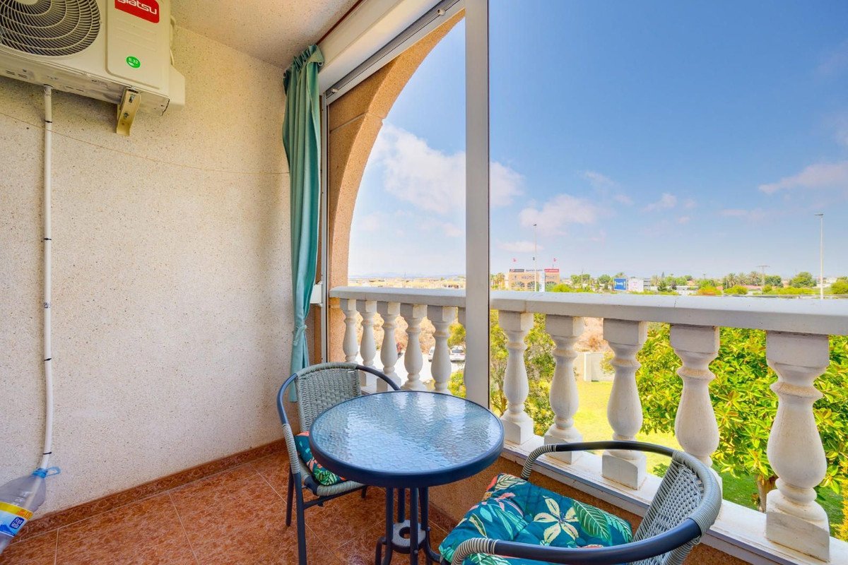 2 Bed Middle Floor Apartment in Torrevieja