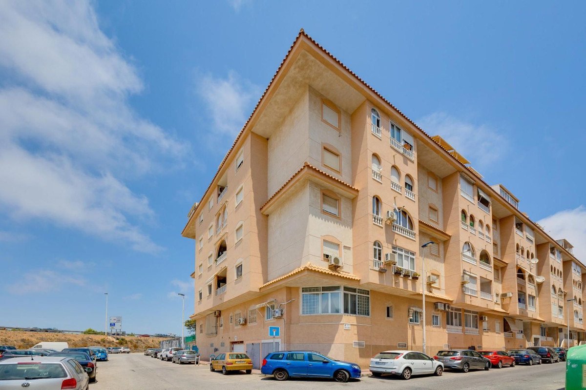 2 Bed Middle Floor Apartment in Torrevieja