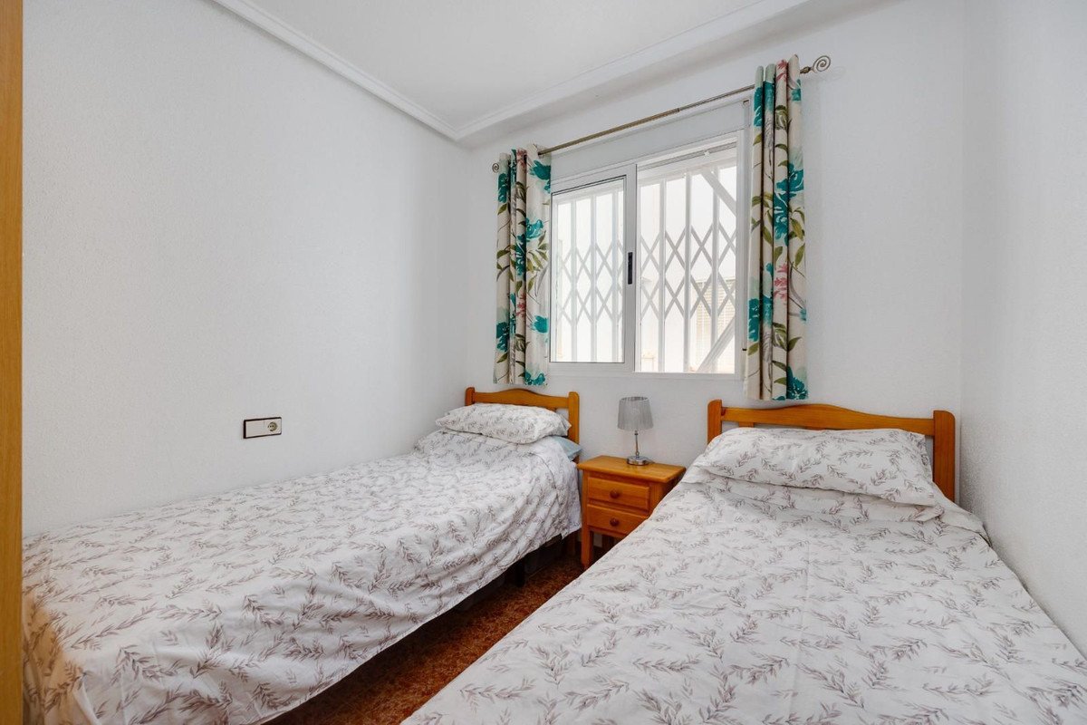 2 Bed Middle Floor Apartment in Torrevieja