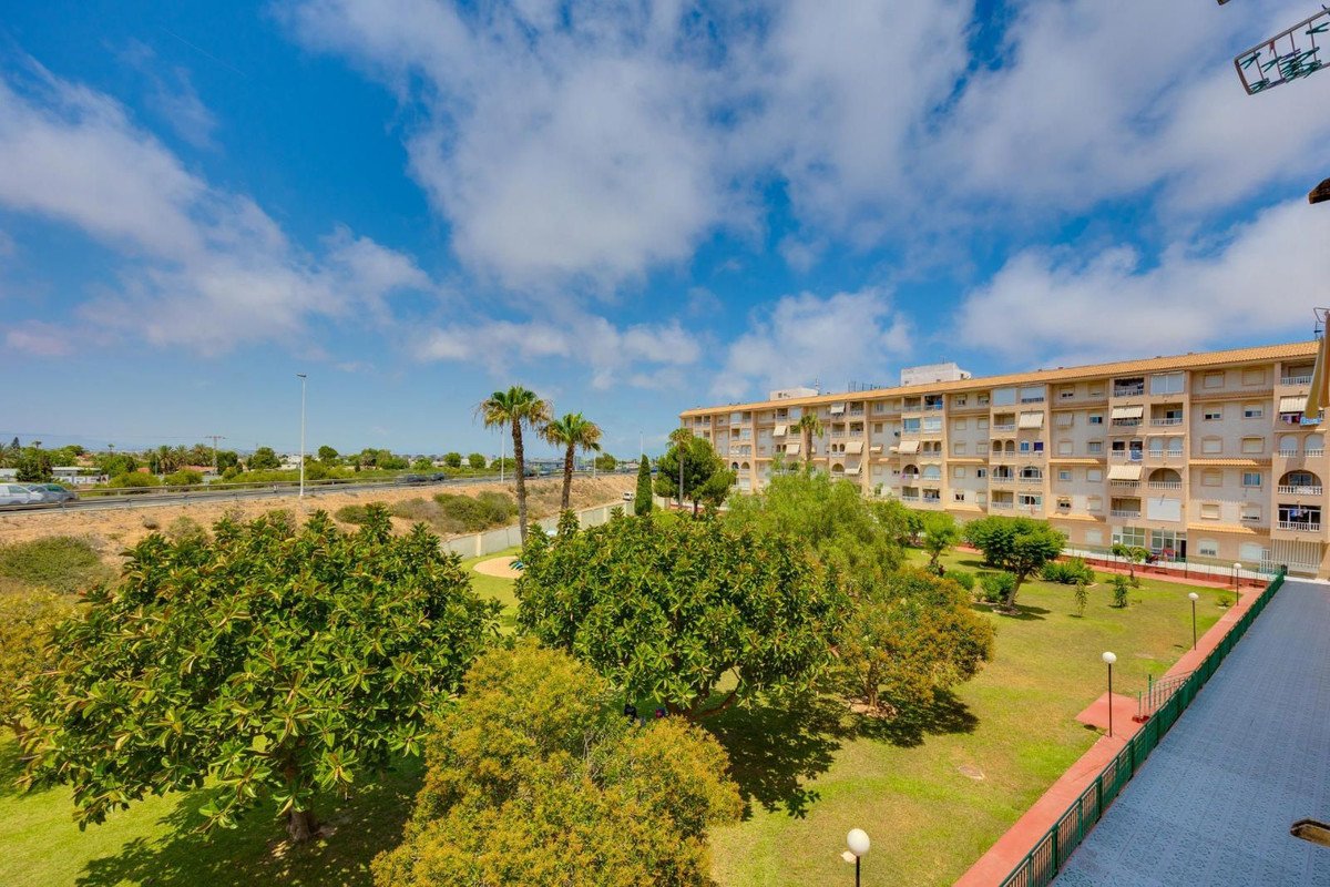2 Bed Middle Floor Apartment in Torrevieja