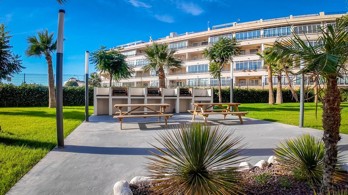 2 Bed Middle Floor Apartment in Torrevieja