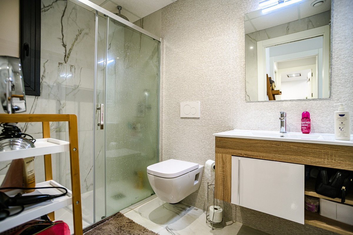 2 Bed Middle Floor Apartment in Torrevieja