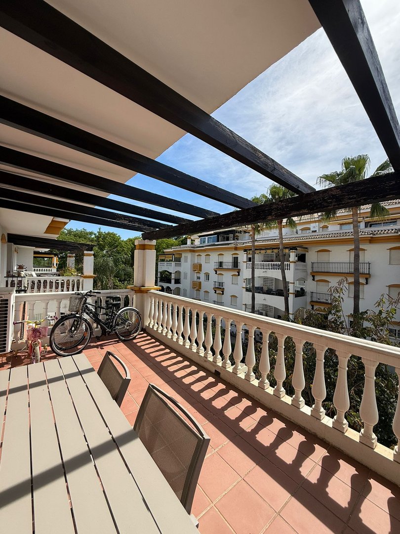 2 Bed Middle Floor Apartment in Nueva Andalucía