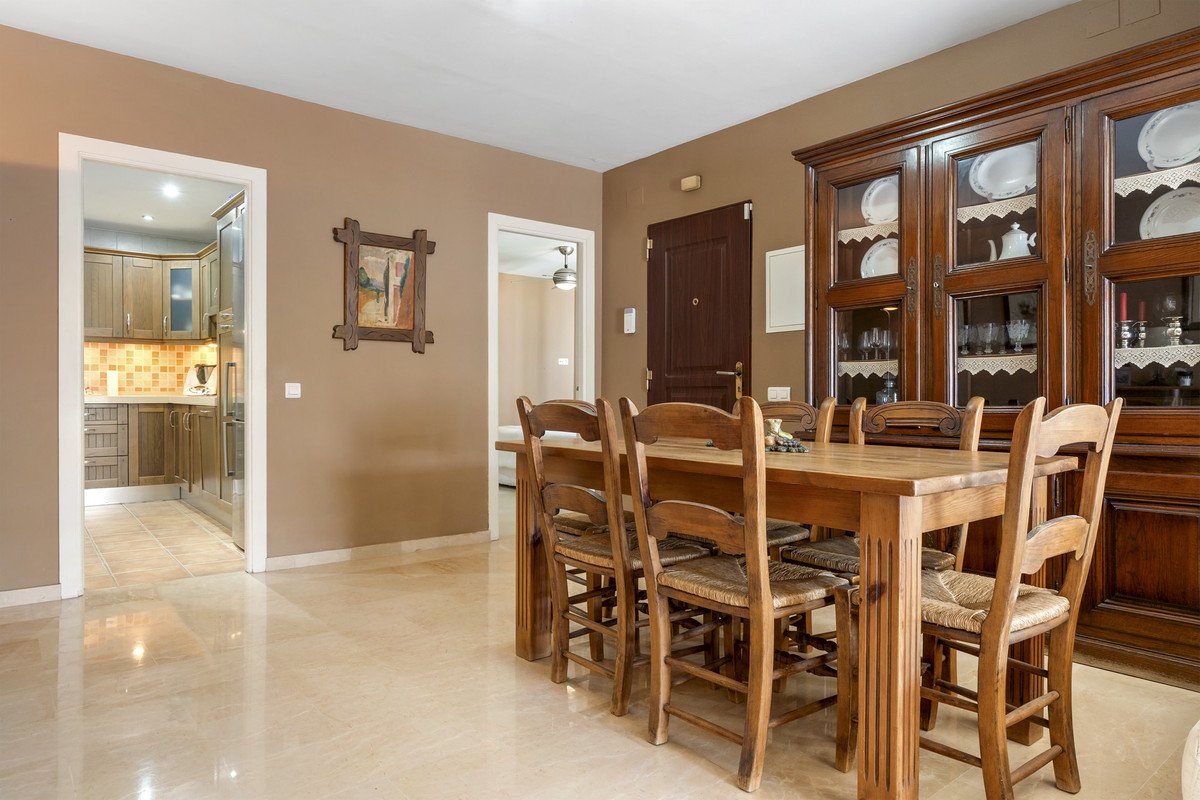 3 Bed Middle Floor Apartment in Nueva Andalucía