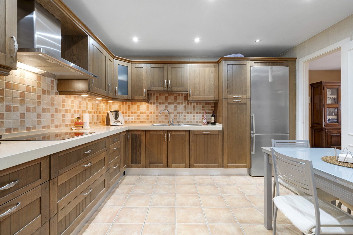 3 Bed Middle Floor Apartment in Nueva Andalucía
